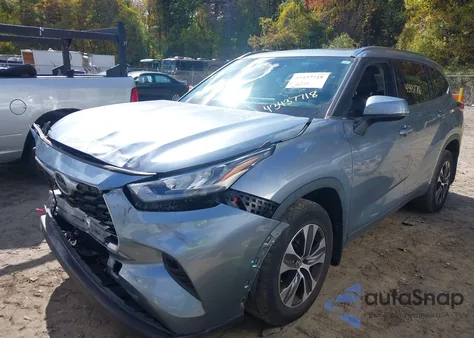 2020 Toyota Highlander Xle z USA, uszkodzony, nr VIN 5TDGZRBH8LS010577
